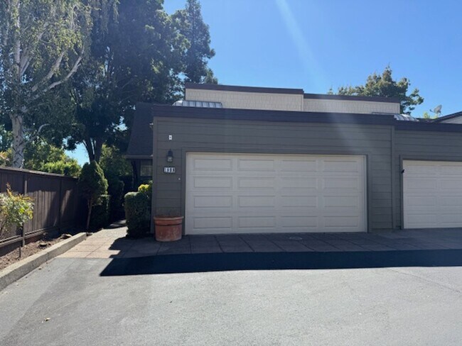 Building Photo - Beautiful Townhome in the Heart of Pleasanton