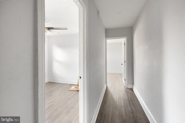 Building Photo - 1735 W Oxford St