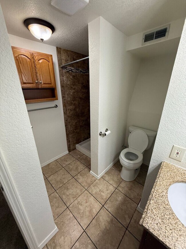 Building Photo - 6840 Delmonico Dr