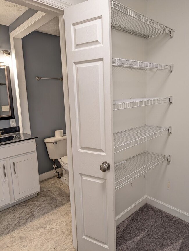 Building Photo - AVAILABLE 1/1/2026- 3 Bedroom / 2 Full Bath Home in Englewood!