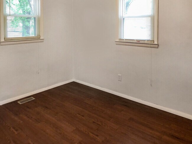 Building Photo - Pinchably Cute!