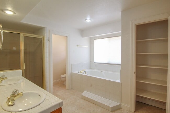 Building Photo - 3 Bedroom Home in Country Heights
