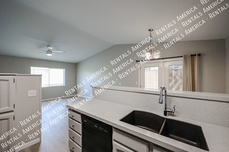 Building Photo - 3333 S Parkside Dr