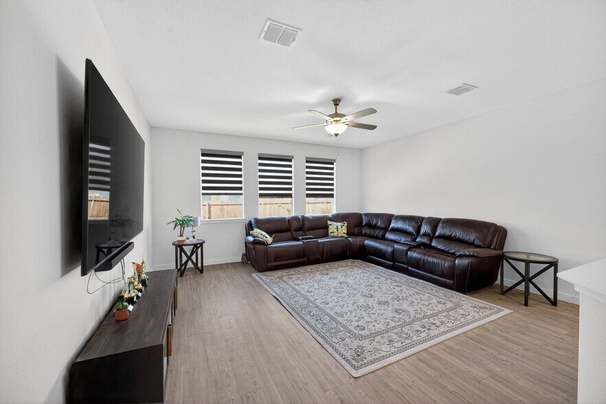 Building Photo - 7025 English Elm Trl