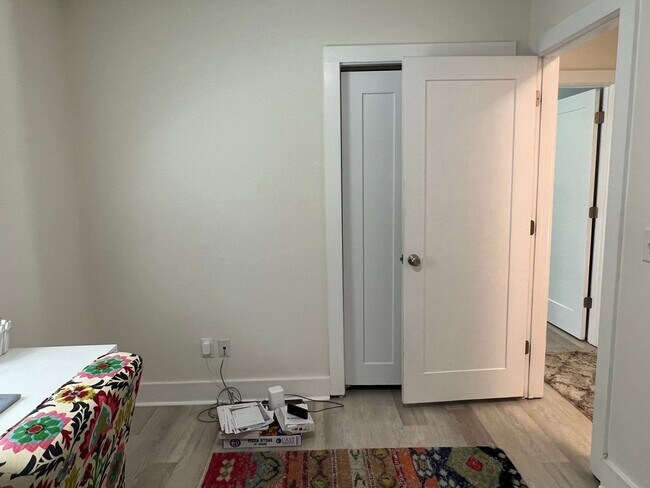 Building Photo - Updated Old Woodlands Plantation Home with Fenced Yard