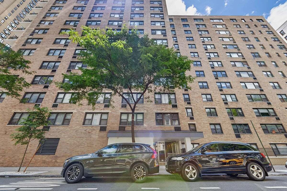 Building Photo - 150 E 18th St