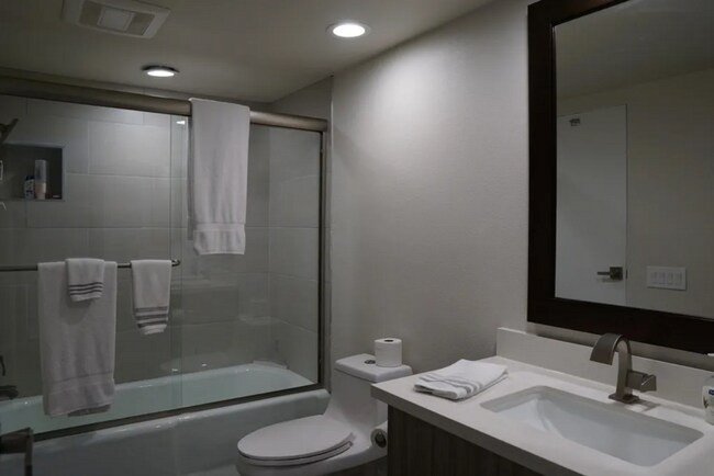 Building Photo - Newly Remodeled, Furnished 3 bed / 2.5 bat...