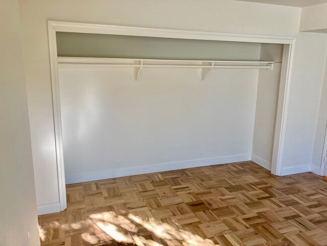 Building Photo - Mid-Century Modern Bay Park Home