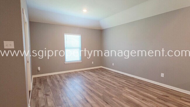 Building Photo - 942 Primrose Dr