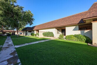 Building Photo - Great Location and Nicely Updated 2 Bed 2 Bath!