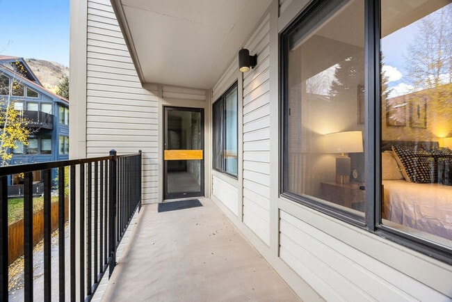 Building Photo - 136 S Tomboy Dr