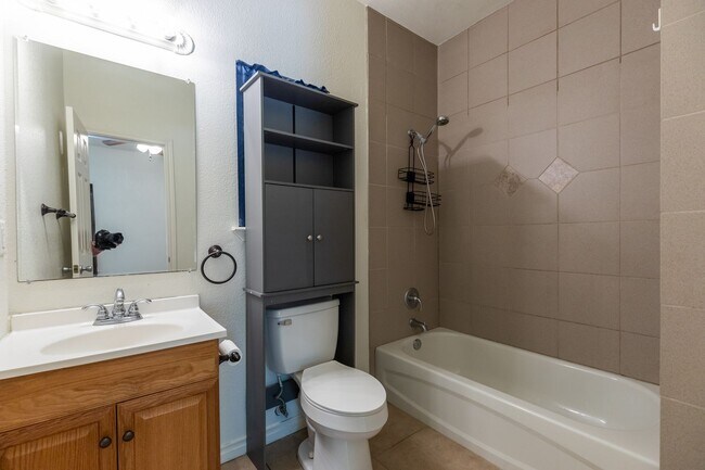 Building Photo - 3310 Silver Oaks Dr