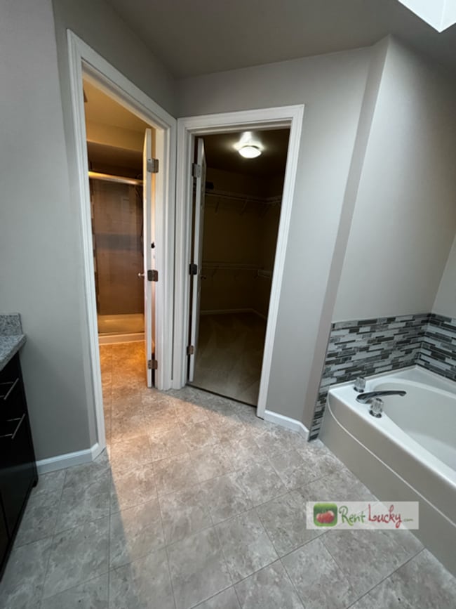 Building Photo - Stunning & Spacious 4 Bedroom Home with 2....