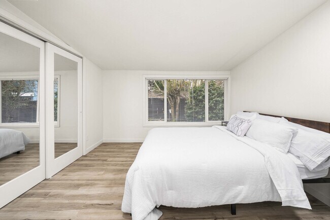 Building Photo - 815 SW Cloverdale St