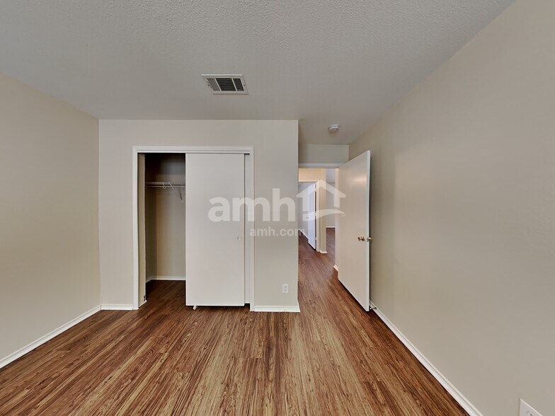 Building Photo - 1419 Diamond Blf