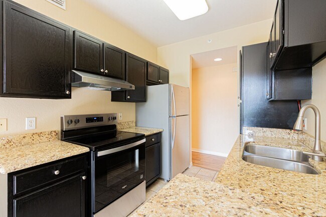 Building Photo - Ground-Level Comfort in North Naples – 2BR...