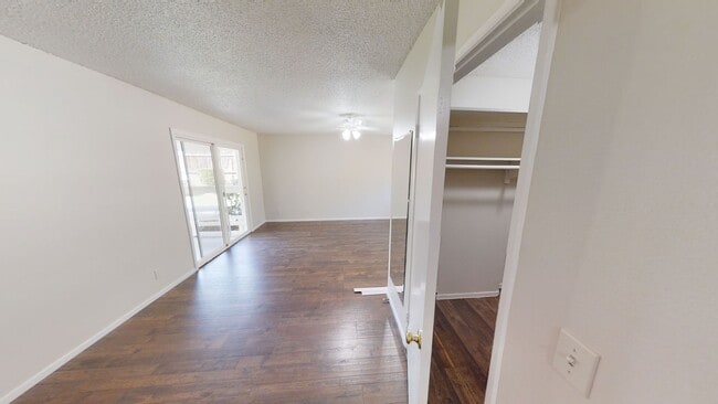Building Photo - Spacious 4 bedroom 2.5  Bath Calimesa Home!