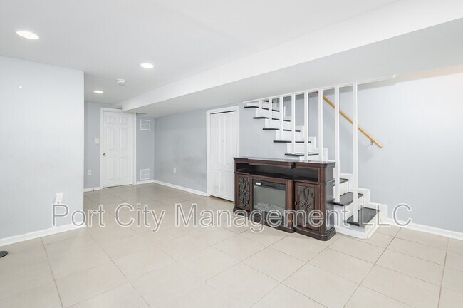 Building Photo - 744 Aldworth Rd