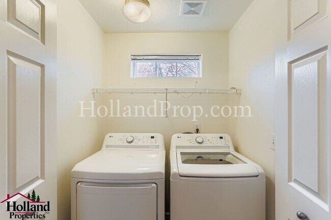 Building Photo - Charming Two-Level Home in Great Hillsboro Location!