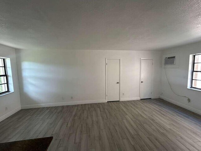 Building Photo - 1081 SE Monterey Rd