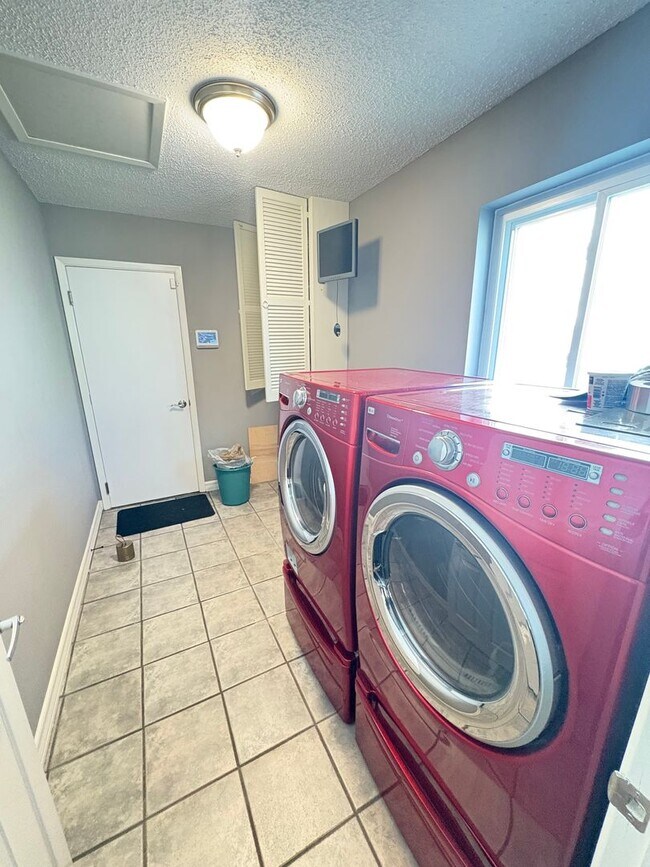 Building Photo - Home for rent on the Westside