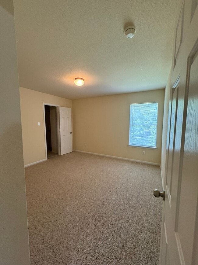 Building Photo - Beautiful 2 Story 4 Bdrm 2.5 Bath With a Loft