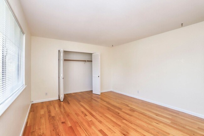 Building Photo - 264 W Oakwood Blvd