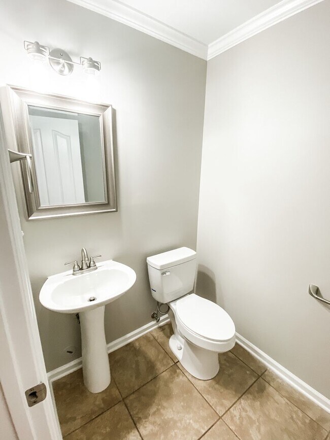Building Photo - Beautifully updated 4 Bedroom/2.5 Bath Executive Rental in Farragut!