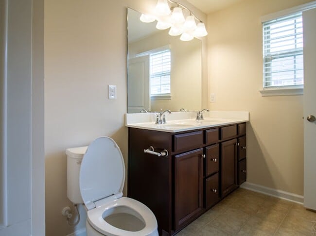 Building Photo - Minutes from Uptown!