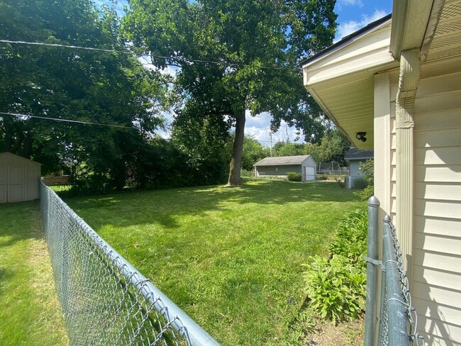 Building Photo - Brick Ranch in Forest Hills