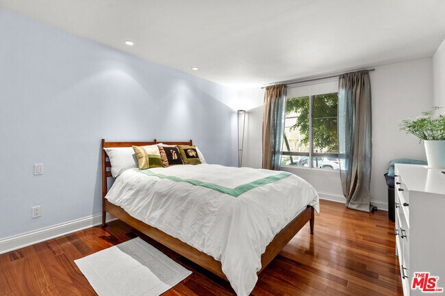 Building Photo - 851 Kings Rd