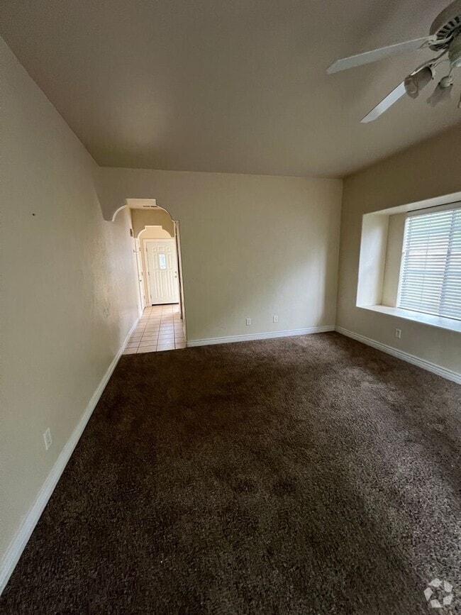 Building Photo - LIGHT, BRIGHT & SPACIOUS: 3 Bed/2.5 Bath T...