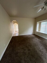 Building Photo - LIGHT, BRIGHT & SPACIOUS: 3 Bed/2.5 Bath T...