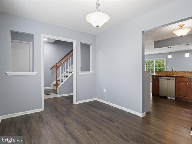 Building Photo - 303 Mayfair Pl