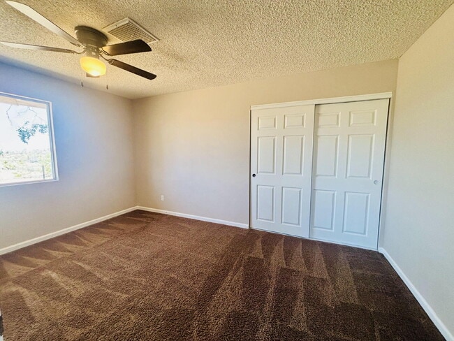 Building Photo - Charming 3-Bedroom with 2 Full Baths on th...