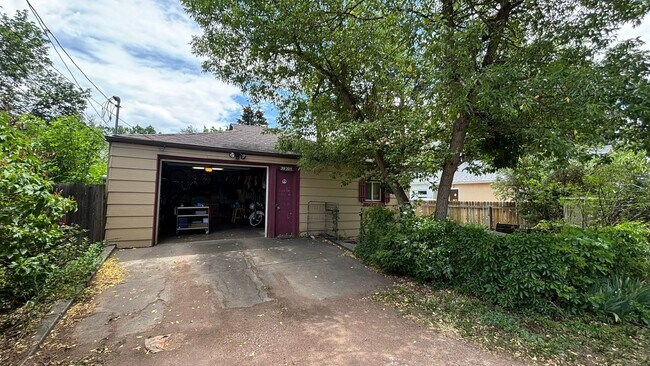 Building Photo - 2020 1/2 N Royer St-