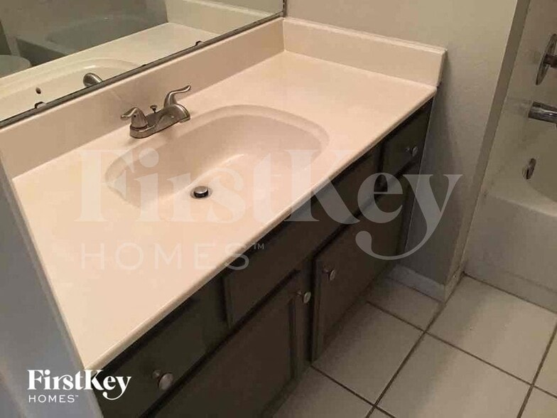 Building Photo - 1575 Pine Ct