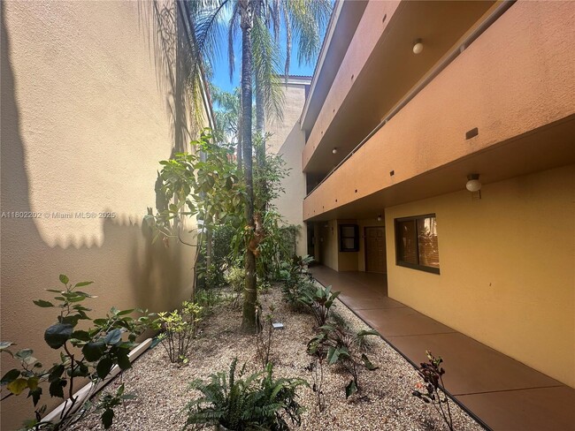 Building Photo - 15489 N Miami Lakeway