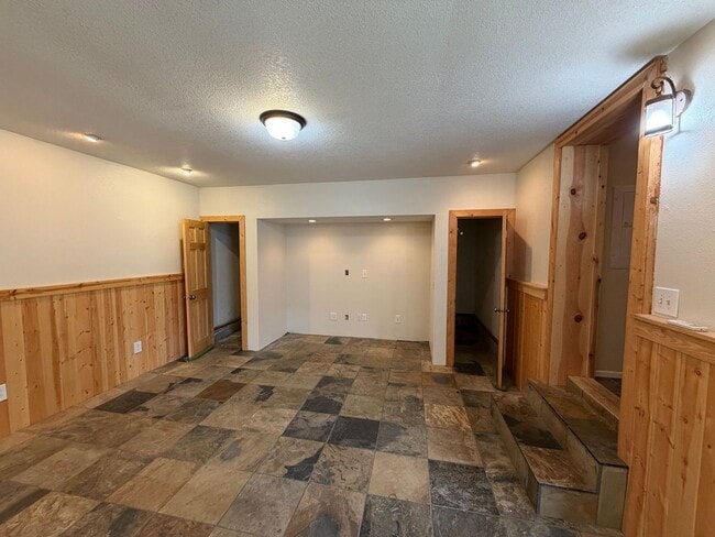 Building Photo - Spacious 3 Bed 2 Bath Springfield Home With Bonus Room and Extra Storage
