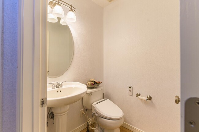 Building Photo - Private Oasis with Panoramic Mountain Views – 4 BR Plus Bonus Room / Office