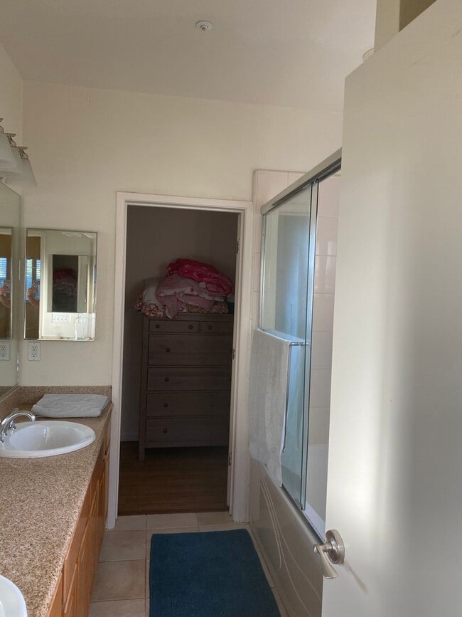 Building Photo - Spacious Ground-Floor 3BD/2BA Condo in Prime Scotts Valley Location