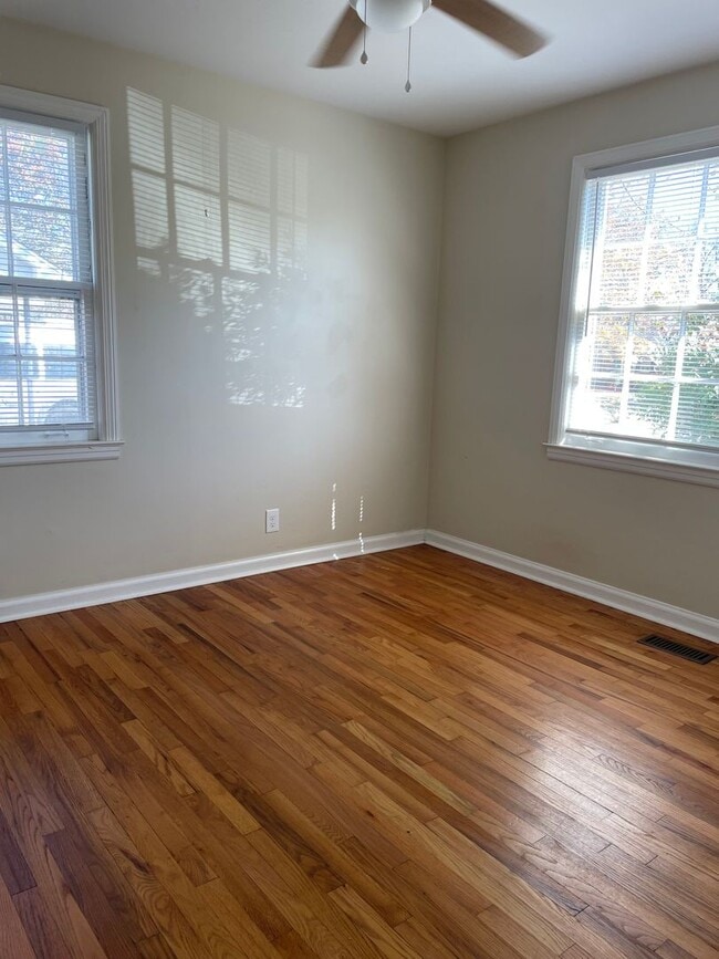 Building Photo - Adorable Donelson Home!