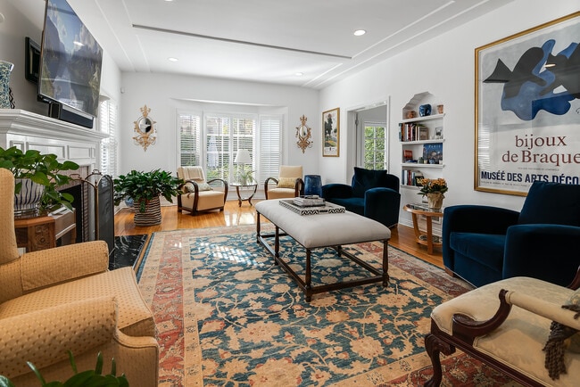 Building Photo - 458 S Bedford Dr