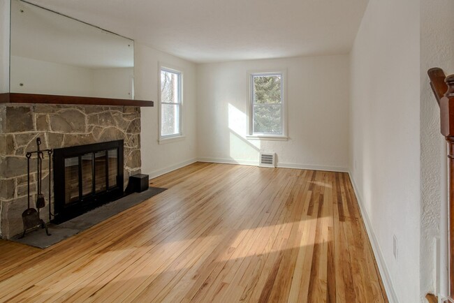 Building Photo - RENOVATED & READY FOR MOVE IN! COZY 2 BEDR...