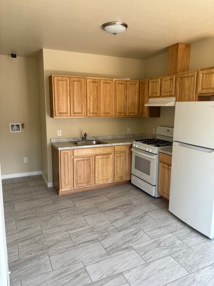 Kitchen and washer and dryer hook ups - 1243 Hawaii Pl