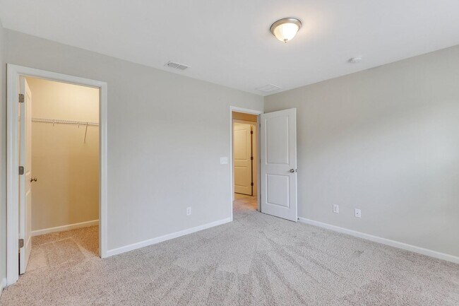 Building Photo - 4 Bed/2.5 Bath in The Commons