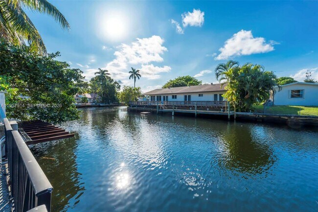 Building Photo - 1600 N 28th Ct