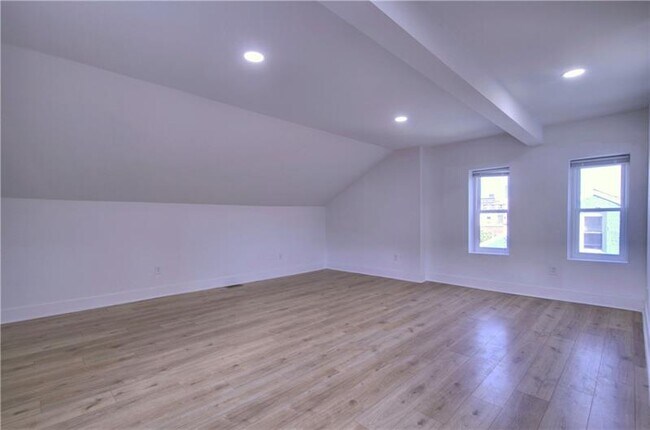 Building Photo - 1327 Reddour St