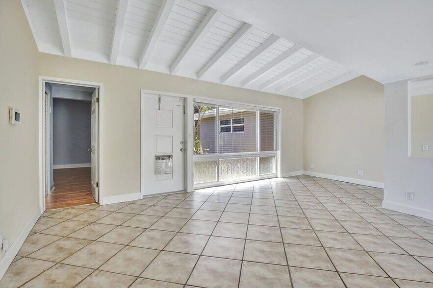 Building Photo - 1733 SW 5th Ct