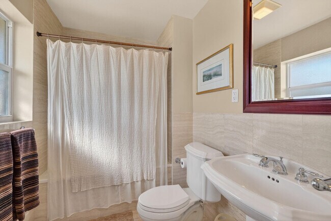 Building Photo - 2871 NE 26th Ct